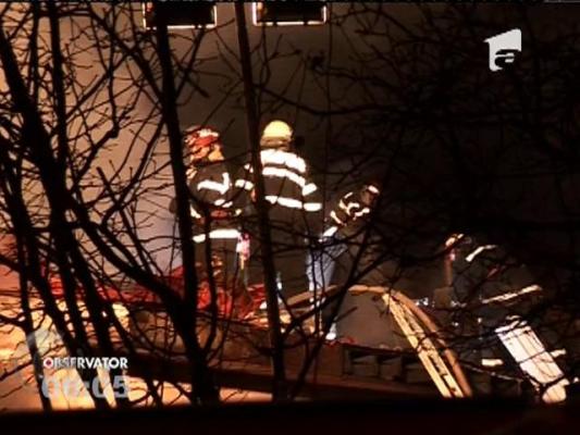 Trei case din Bucureștii Noi, distruse de flăcări
