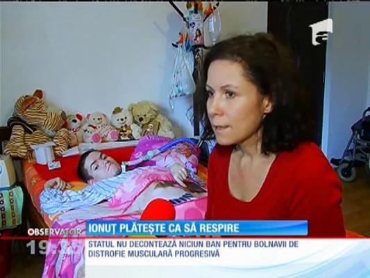 Un tânăr, diagnosticat cu distrofie musculară, trăieşte datorită unui ventilator mecanic