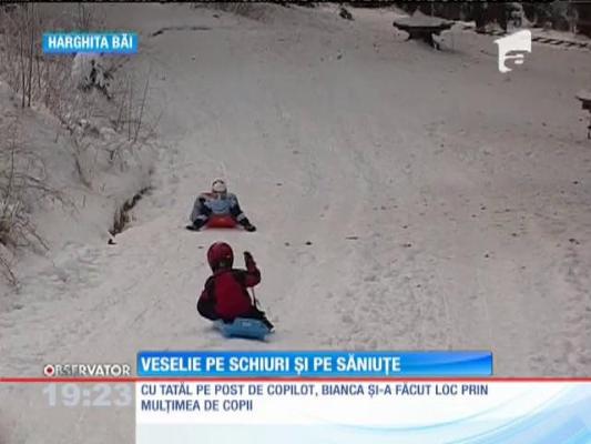 La munte, veselie pe schiuri și pe săniuțe