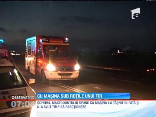 O maşină în care se aflau doi oameni s-a oprit sub roţile unui TIR, la ieşirea din Braşov