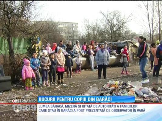 Copiii care locuiesc în barăci pe marginea unei străzi din Ferentari au primit cadouri de la Moș Crăciun