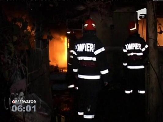 O casă în care se afla o femeie s-a făcut scrum aseară, în Bacău