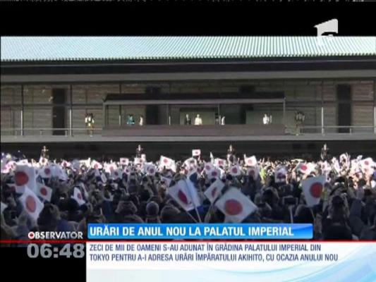 Zeci de mii de oameni s-au adunat în grădina Palatului Imperial din Tokio pentru a-i adresa urări împăratului Akihito