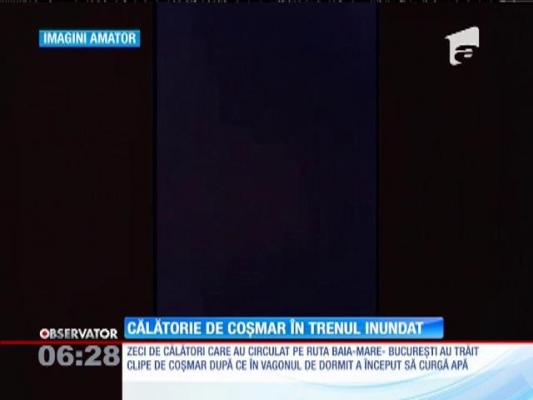 Călătorii din vagonul de dormit al unui tren, pe ruta Baia Mare-Bucureşti, s-au trezit că le plouă în cap