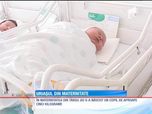 Bebelus de cinci kilograme, vedeta maternităţii din Târgu Jiu