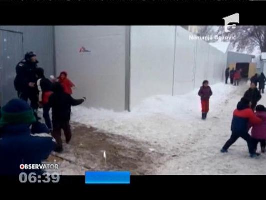 Bătaie cu bulgări între poliţişti şi copiii refugiaţilor, la granița Serbiei cu Croaţia