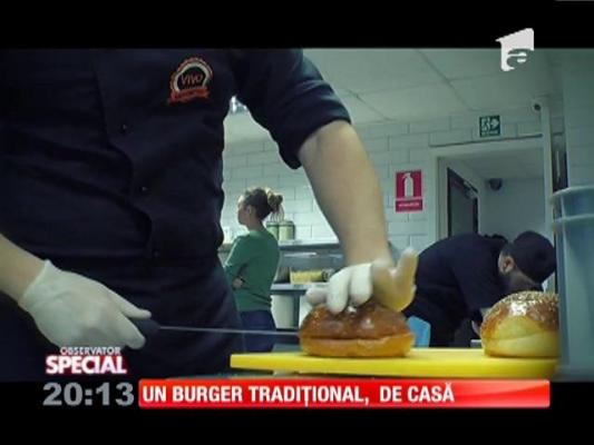 Special! Prepararea unui burger tradițional, de casă