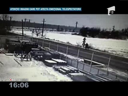 Imagini șocante! Biciclist spulberat de un şofer venit de pe contrasens