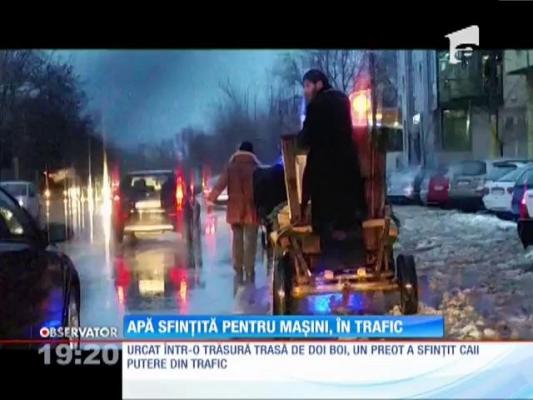 Urcat într-o trăsură trasă de doi boi, un preot din Constanţa a sfinţit mașinile din trafic!