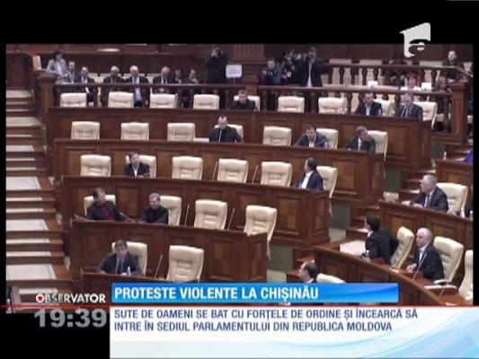 Scene violente în faţa Parlamentului de la Chişinău