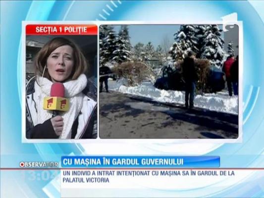 Un bărbat a intrat intenționat cu mașina în gardul Guvernului