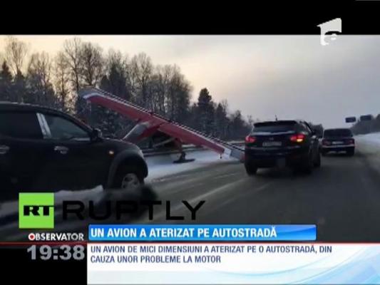 Un avion a aterizat, spre suprinderea a zeci de şoferi, pe o autostradă