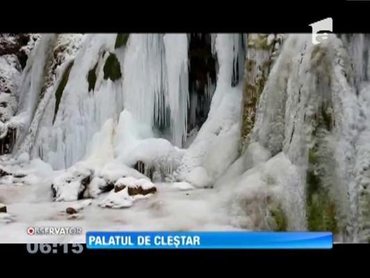 Cascada Beuşniţa s-a transformat într-un monument de gheaţă