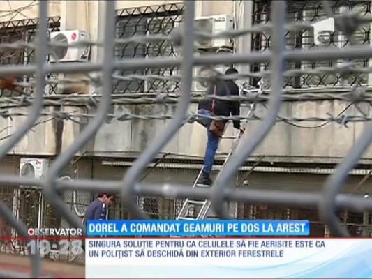 În mai multe aresturi din ţară, ferestrele au fost montate cu mânerul în afară. Politiștii urca pe scara pentru a aerisi celulele!