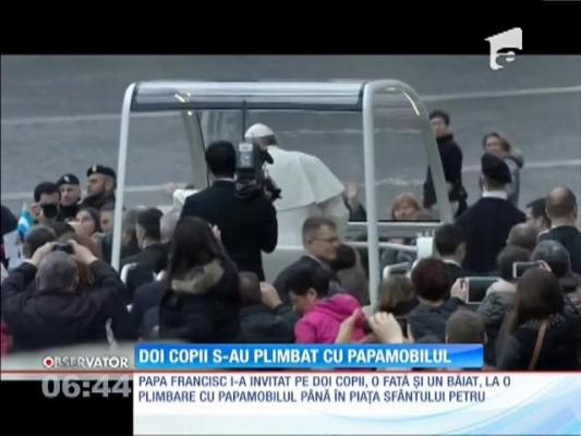 Doi copii s-au plimbat cu papamobilul prin Piaţa Sfântului Petru