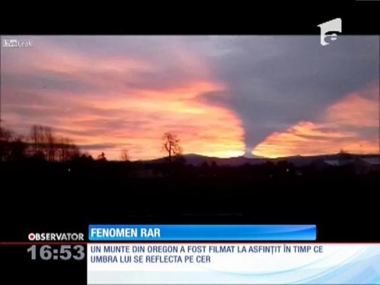Fenomen rar. Umbra unui munte reflectată pe cer!
