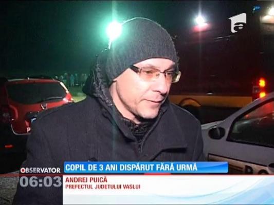Un copil de trei ani a dispărut fără urmă într-un sat din Vaslui. Aproape o sută de oameni l-au căutat până la miezul nopţii pe Sebastian