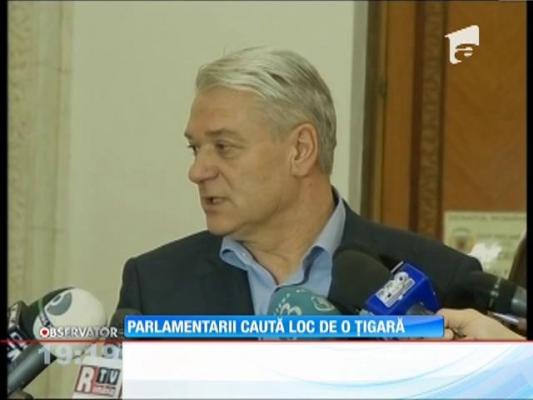 După ce au interzis fumatul în toate spaţiile publice închise, aleşii cer loc pentru fumători în Parlament!