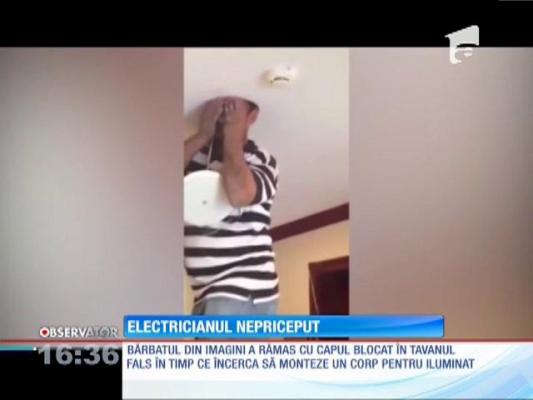 Cel mai nepriceput electrician. ”Meseriașul” a rămas cu capul blocat în tavanul artificial