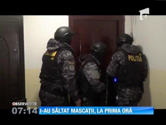 Descinderi în forţă la domiciliile unei grupări specializate în trafic de droguri de mare risc
