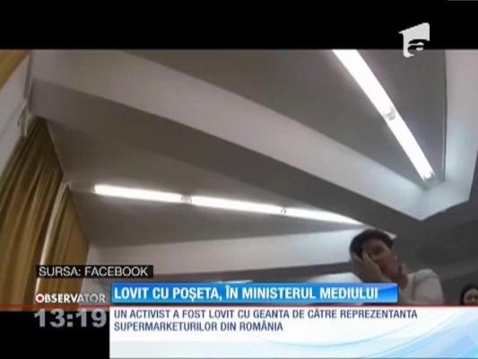 Un susţinător al mediului, lovit cu o geantă de către directorul executiv al Asociaţiei Marilor Reţele Comerciale din România