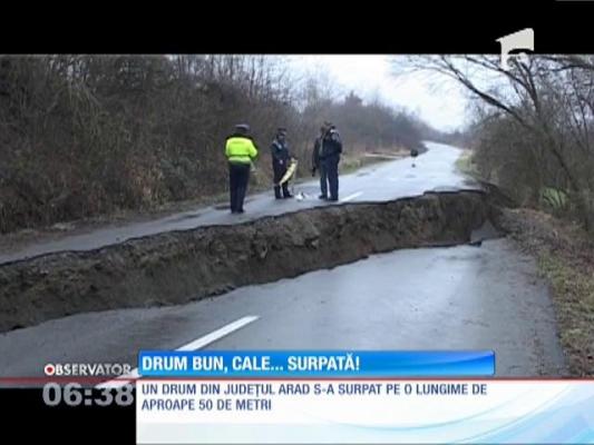 Pe un drum reabilitat acum patru ani a apărut, peste noapte, un CRATER  de doi metri adâncime