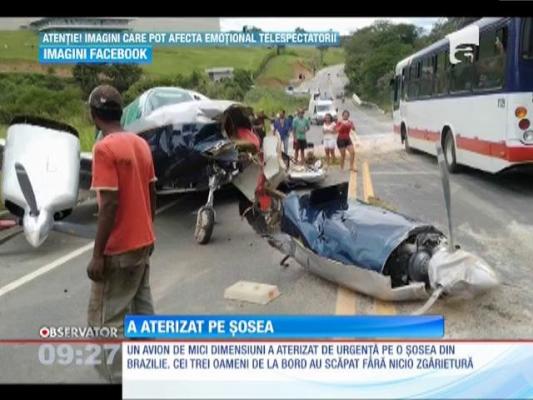 Aterizare de urgență pe o șosea! Cei trei oameni care erau în avion au scăpat fără nicio zgârietură