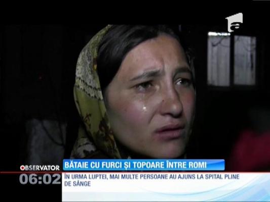 Bătaie cu furci, coase şi topoare între romi. 11 echipaje de poliţie, trimise să calmeze spiritele