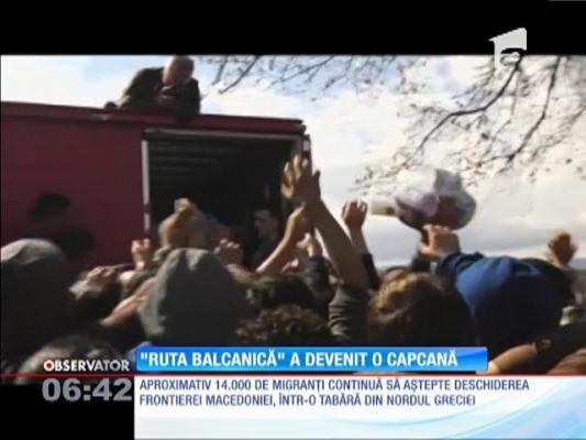 Migranţii blocaţi la frontiera Greciei cu Macedonia s-au bătut pentru pachetele cu alimente