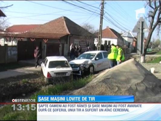 Şapte oameni au fost răniţi după ce şoferul unui TIR a suferit un atac cerebral