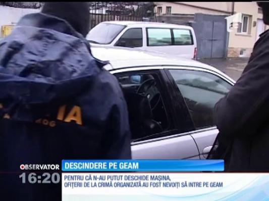 Acţiune uşor comică la Constanța! Mascații au intrat într-o maşină pe geam din cauza unei defecțiuni