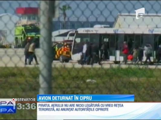 Alertă la bordul unui avion cu peste 60 de pasageri! O aeronavă deturnată a aterizat de urgenţă pe aeroportul din Larnaca