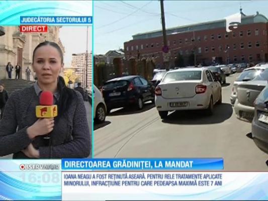 Directoarea grădiniţei, filmată în timp ce lovea mai mulţi copii, dusă în fața unui judecător