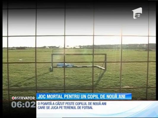 Un copil de nouă ani a murit pe un teren de fotbal din Bihor, după ce una dintre porţi s-a prăbuşit peste el