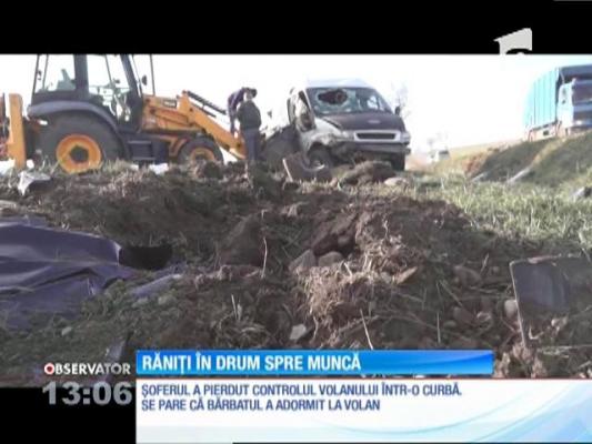 Zece oameni au ajuns la spital după ce microbuzul în care se aflau s-a răsturnat