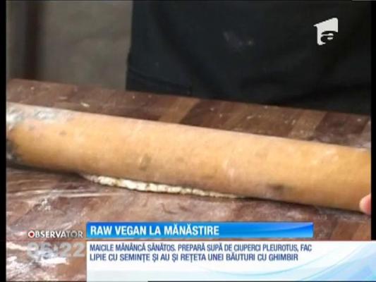 Măicuţele de la mănăstirea Crucea din judeţul Constanţa sunt experte în prepararea mâncărurilor raw vegan.