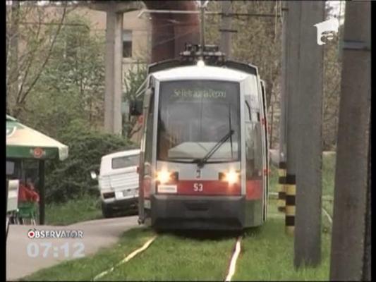 Zeci de tineri din Oradea au organizat o petrecere în scop caritabil într-un tramvai