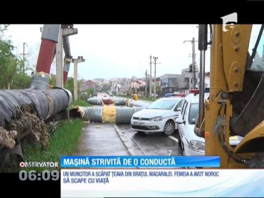 Mașină strivită de o conductă