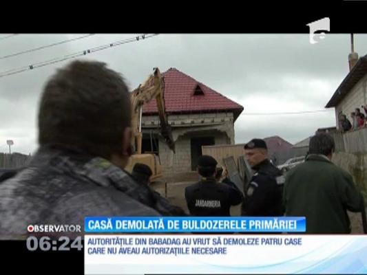 Vilă ridicată fără autorizaţie, demolată de buldozărele primăriei