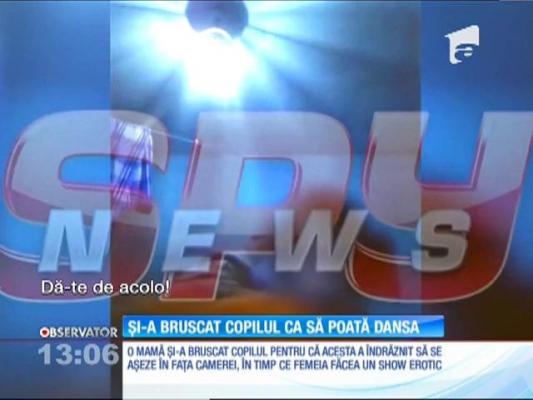 Revoltător! O mamă şi-a agresat copilul pentru că i-a stricat show-ul erotic din faţa camerei de filmat