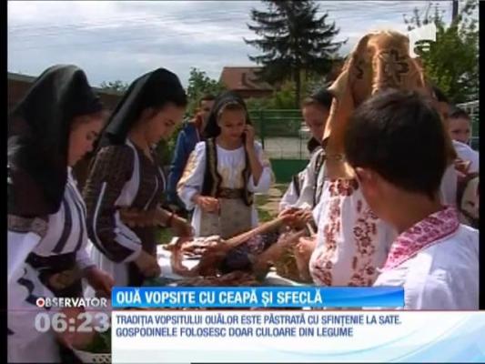 Vopsitul ouălor este o adevărată artă la sate. Nimic nu este cumpărat, nici măcar vopseaua