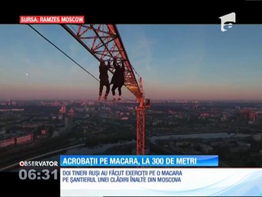 Acrobații pe macara, la 300 de metri înălțime