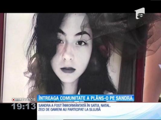 Tânăra care a murit în somn, înainte de bacalaureat, a fost condusă pe ultimul drum