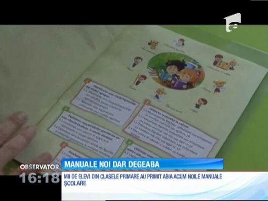 Anul şcolar a început de mult, dar mulţi elevi de şcoală primară abia acum au primit manuale noi