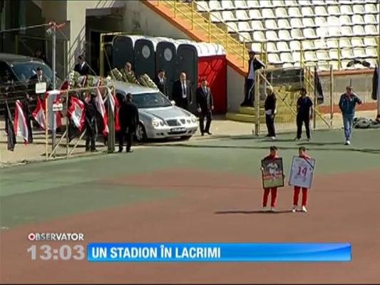 Rămas bun, Patrick Ekeng! Trupul neînsuflețit al fotbalistului, depus la Stadionul Dinamo. Imagini tulburătoare cu soţia, lângă sicriul fotbalistului