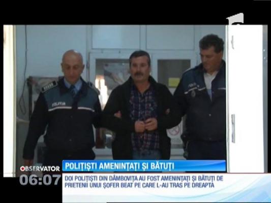Polițiști amenințați și bătuţi în plină stradă