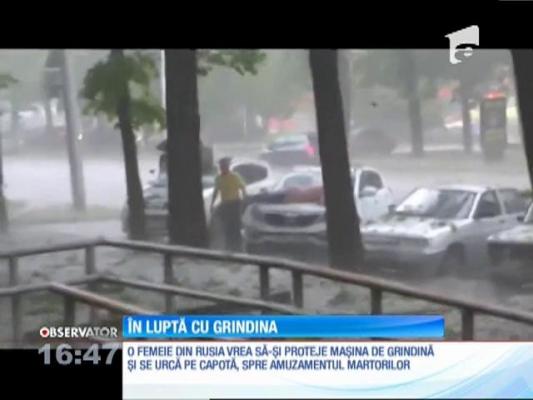 Face orice ca să-şi protejeze maşina, se luptă chiar și cu grindina!