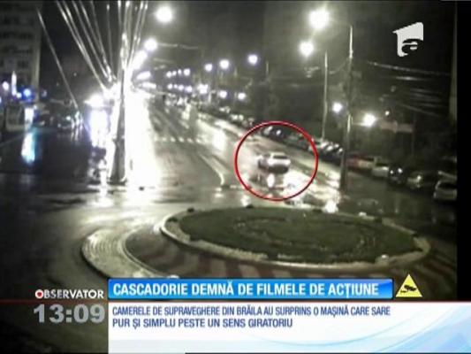 O cascadorie desprinsă parcă din filme a fost filmată în Brăila.  Un tânăr vitezoman zboară, pur şi simplu, peste un sens giratoriu