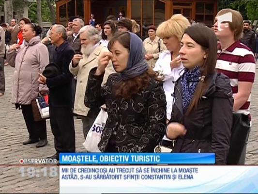 Aproape două milioane de români sunt sărbătoriţii zilei. Înaintea petrecerilor, mulţi au mers să se închine la moaştele Sfinţilor Împăraţi Constantin şi Elena