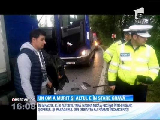 Impact violent între o maşină mică şi o autoutilitară, în apropiere de Reşiţa. Un mort şi un rănit grav